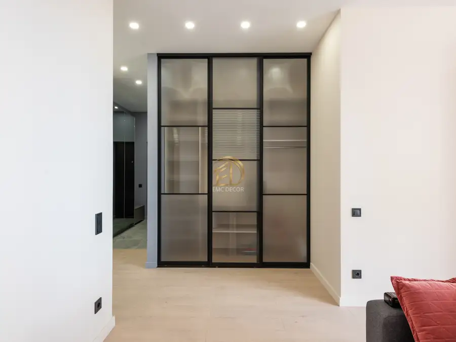 Entegre TV nişi ve gizli LED aydınlatmalı lüks salon bölme duvarı