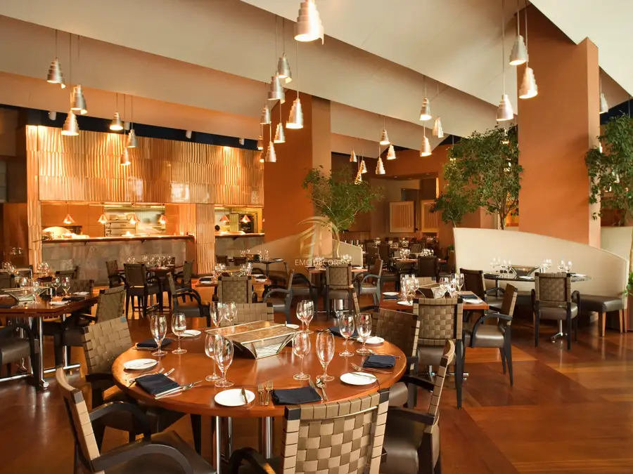 Lüks restoran yemek salonu, ahşap parke zemin ve özel tasarım aydınlatma